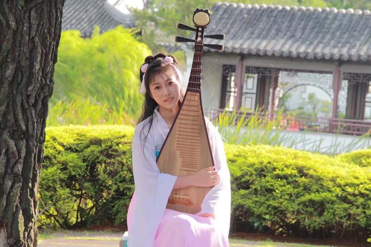 Picture of jiaqi holding onto the pipa